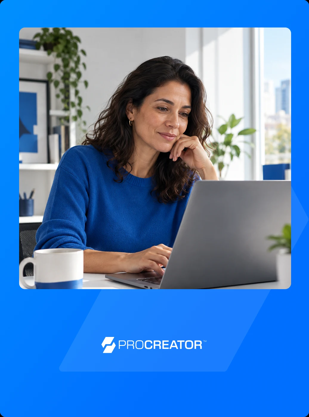 Empresária usando o Pro Creator no notebook